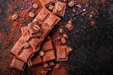 Kırık mermer üzerinde çikolata parçaları ve kakao tozu. 