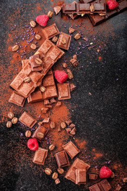 Kırık mermer üzerinde çikolata parçaları ve kakao tozu. 