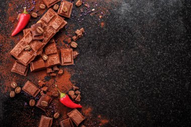 Kırık mermer üzerinde çikolata parçaları ve kakao tozu. 