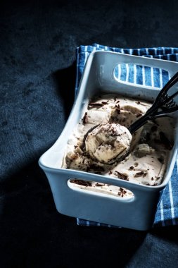 Kremalı dondurma dondurma için bir kaşık çikolata parçaları ile.