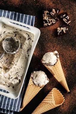 Kremalı dondurma waffle koni çikolata kırıntıları ile