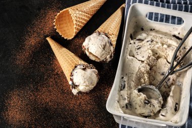 Kremalı dondurma waffle koni çikolata kırıntıları ile