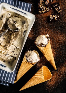Kremalı dondurma waffle koni çikolata kırıntıları ile