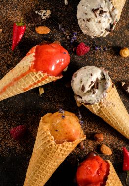 Dondurma waffle koniler masanın üzerinde içinde farklı çeşitleri t