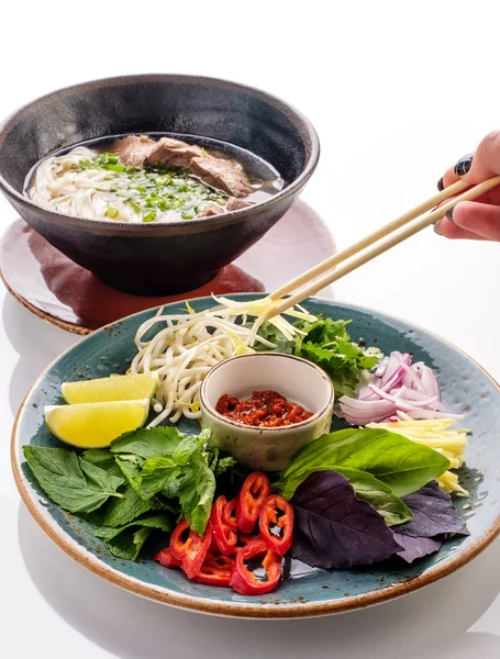 Geleneksel Japon çorba ramen erişte ve sığır eti ile.