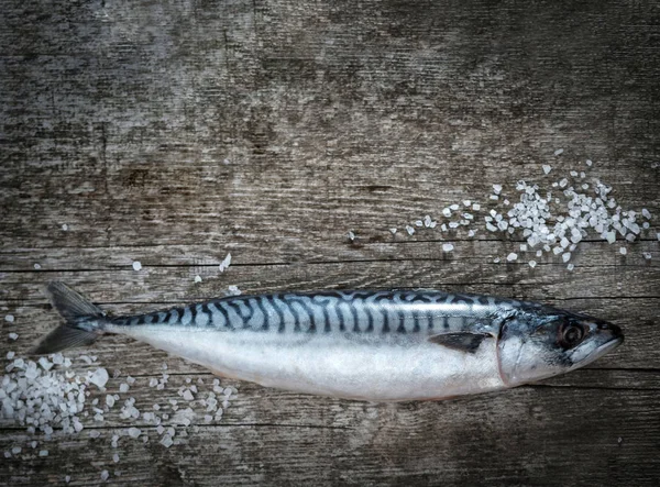 Färsk rå fisk makrill på ett träbord. Rustik stil. — Stockfoto