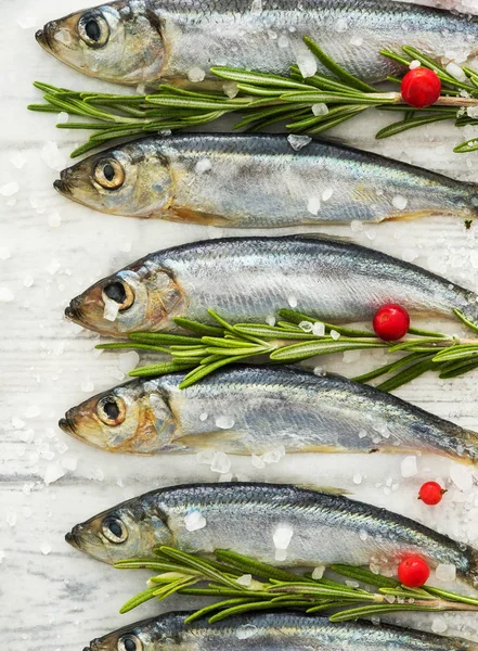 Peixe cru fresco Arenque do Báltico numa mesa com ervas frescas e co — Fotografia de Stock