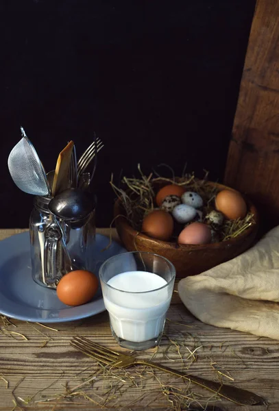 Rustikales Küchenstillleben mit Milch und Eiern — Stockfoto