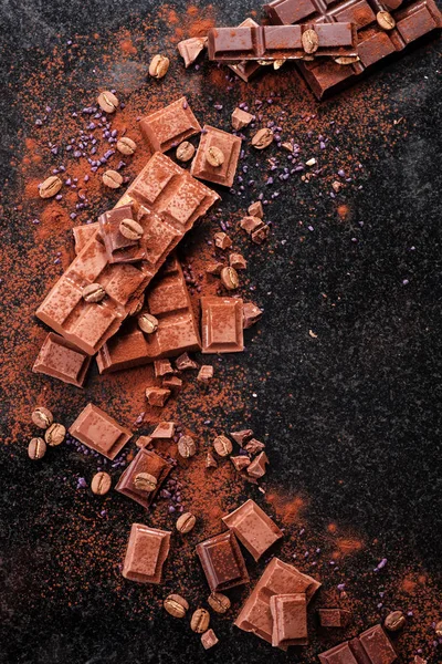 Kırık mermer üzerinde çikolata parçaları ve kakao tozu. 