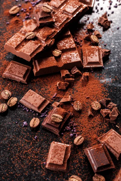 Kırık mermer üzerinde çikolata parçaları ve kakao tozu. 