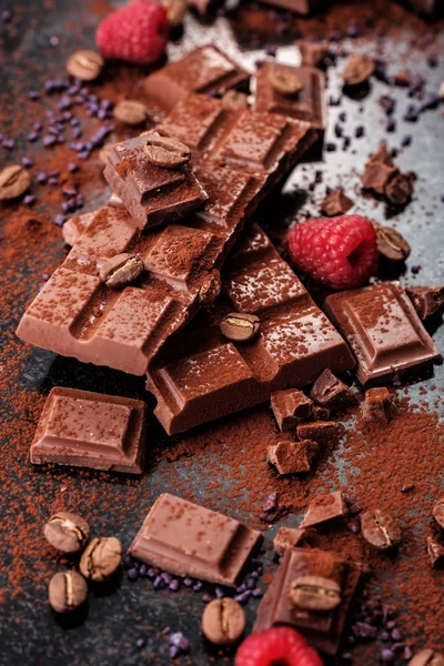 Kırık mermer üzerinde çikolata parçaları ve kakao tozu. 