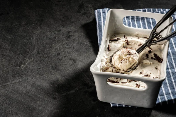 Helado cremoso con chispas de chocolate en una cucharada de helado . — Foto de Stock