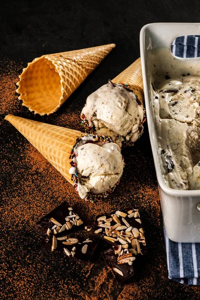 Сливочное мороженое с шоколадными крошками в вафельном конусе — стоковое фото