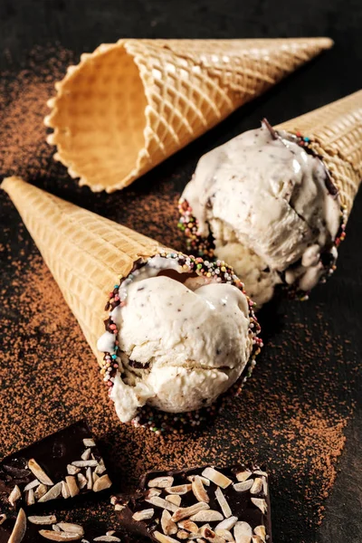 Helado cremoso con migas de chocolate en un cono de gofre — Foto de Stock