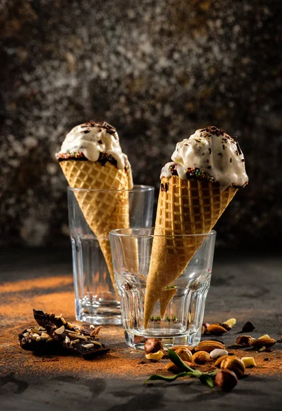Helado cremoso con migas de chocolate en un cono de gofre está i — Foto de Stock