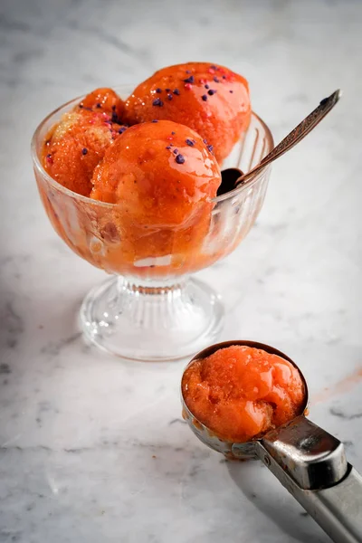 Frambuesa sherbet en un vaso sobre una mesa de mármol . — Foto de Stock