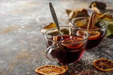 Portakal, tarçın, kakule ve anason dar tarih ile sıcak mulled şarap