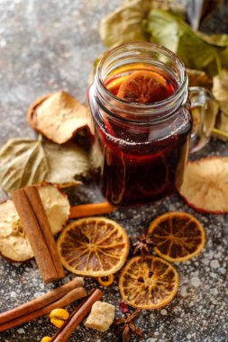 Portakal, tarçın, kakule ve anason dar tarih ile sıcak mulled şarap