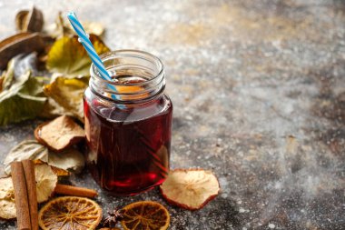 Portakal, tarçın, kakule ve anason dar tarih ile sıcak mulled şarap