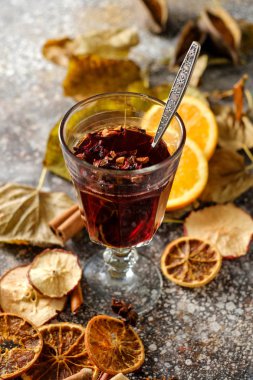 Portakal, tarçın, kakule ve anason dar tarih ile sıcak mulled şarap