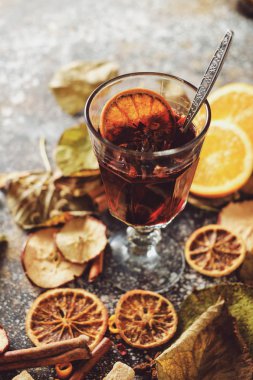 Portakal, tarçın, kakule ve anason dar tarih ile sıcak mulled şarap