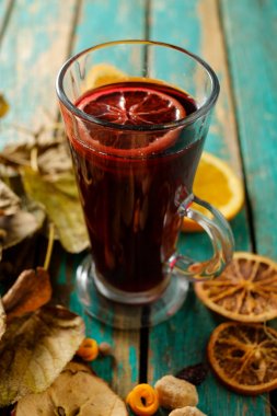 Portakal, tarçın, kakule ve anason gre tarih ile sıcak mulled şarap