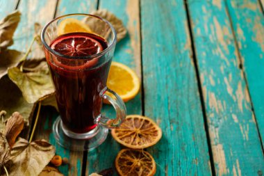 Portakal, tarçın, kakule ve anason gre tarih ile sıcak mulled şarap