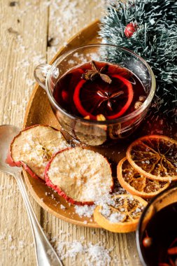 Noel sıcak mulled şarap ile portakal, tarçın, kakule ve bir