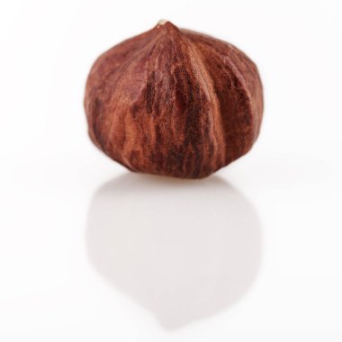 Beyaz arka plan üzerinde fındık closeup görünümü.