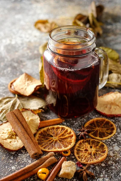 Hot mulled wine with orange, cinnamon, cardamom and anise on dar — Stock Photo, Image