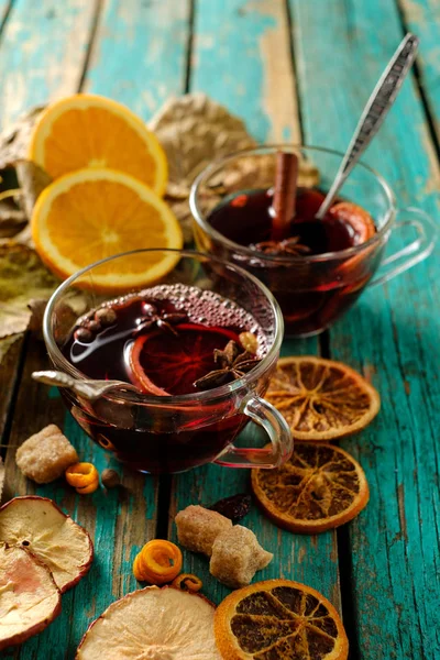 Portakal, tarçın, kakule ve anason gre tarih ile sıcak mulled şarap