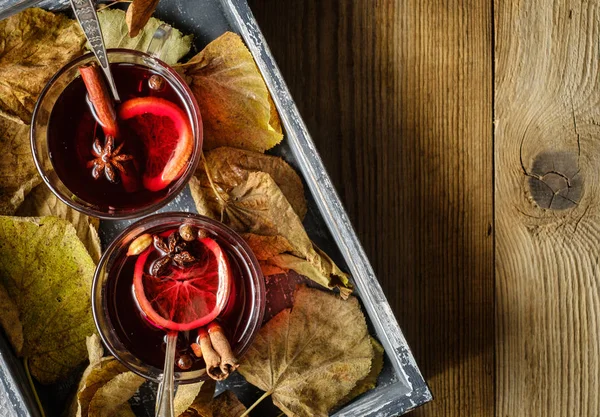 Two cups with mulled wine with orange, cardamom and cinnamon in — Stock Photo, Image