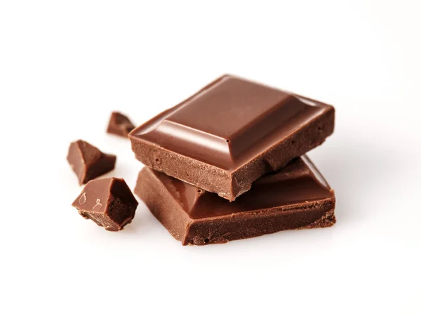 Macro foto da barra de chocolate. Pedaços quebrados sobre backgrou branco — Fotografia de Stock