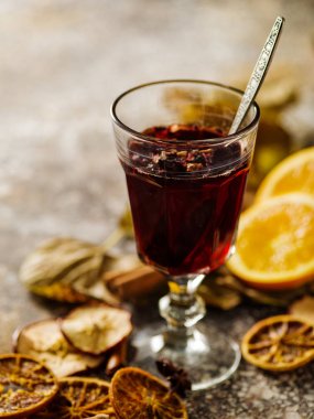 Kurutulmuş meyveler bir masada bir bardak sıcak grog