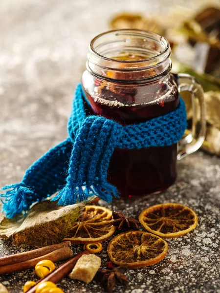 Noel sıcak mulled şarap ile portakal, tarçın, kakule ve bir