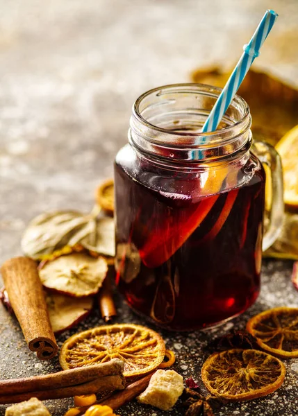 Portakal, tarçın, kakule ve anason dar tarih ile sıcak mulled şarap