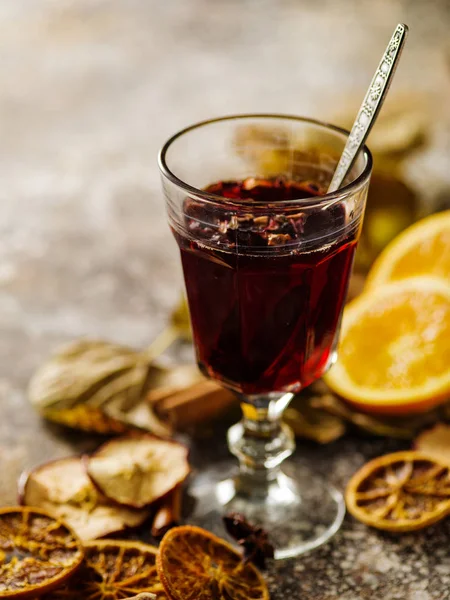 Kurutulmuş meyveler bir masada bir bardak sıcak grog