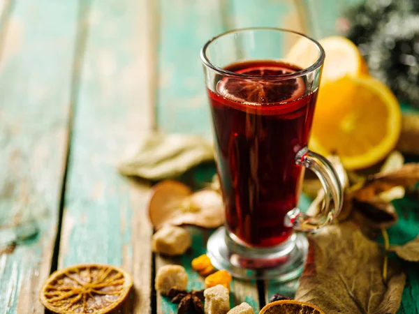 Portakal, tarçın, kakule ve anason gre tarih ile sıcak mulled şarap