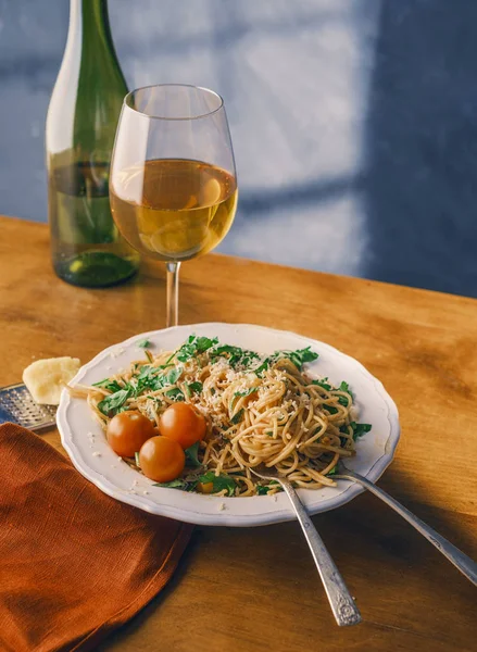 Espaguete Com Tomates Uma Garrafa Vinho Uma Mesa Madeira Tonificação — Fotografia de Stock