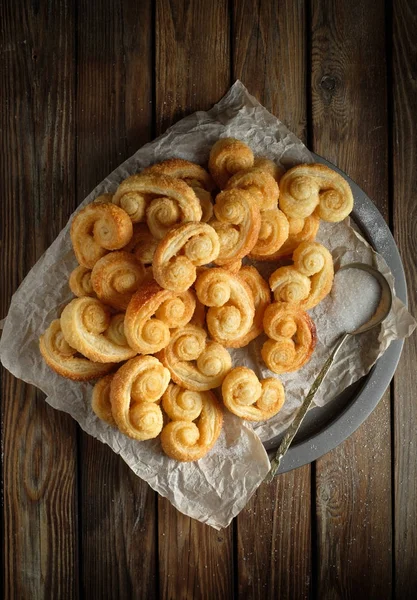 Deliciosas Orelhas Massa Folhada Biscoitos Fundo Madeira — Fotografia de Stock