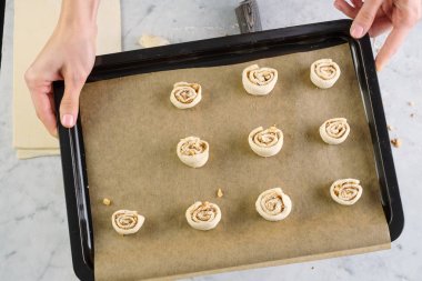 Pişirme işlemi üstten görünüm. Ev yapımı ekmek yapma süreci