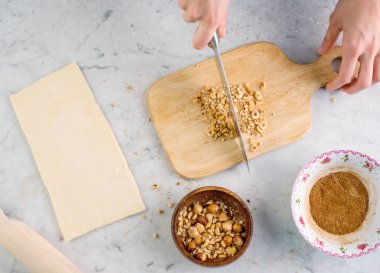 Pişirme işlemi üstten görünüm. Ev yapımı ekmek yapma süreci