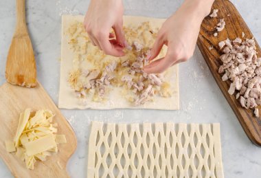 Pişirme işlemi üstten görünüm. Ev yapımı ekmek yapma süreci