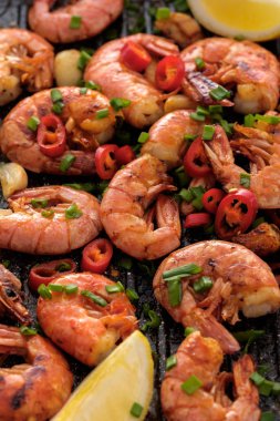 Büyük Izgara Barbekü karides olmayan tatlı biber sosu, yeşil soğan ve