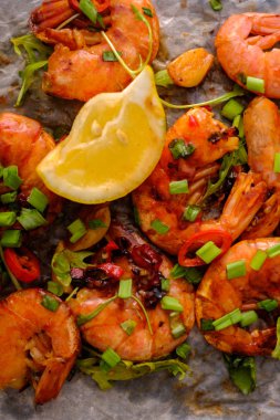 Büyük Izgara Barbekü karides olmayan tatlı biber sosu, yeşil soğan ve