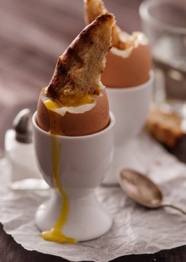 Kahvaltıda kızarmış ekmek ile yumuşak haşlanmış tavuk yumurta.