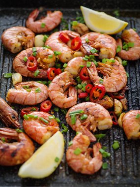 Büyük Izgara Barbekü karides olmayan tatlı biber sosu, yeşil soğan ve