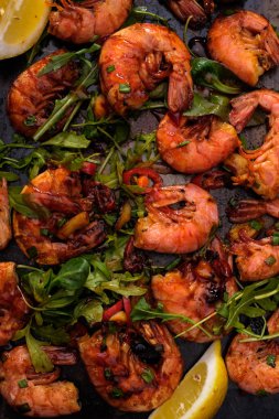 Büyük Izgara Barbekü karides olmayan tatlı biber sosu, yeşil soğan ve