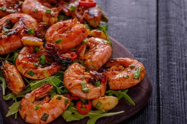 Camarones grandes a la parrilla barbacoa con salsa de chile dulce, cebolla verde y — Foto de Stock