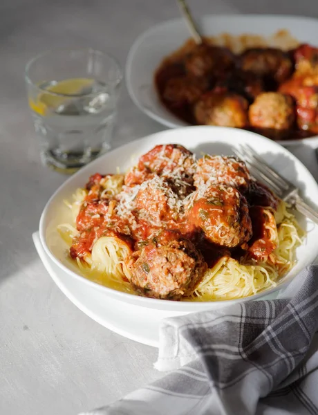 Deliciosas bolas de carne caseras en salsa de tomate con espaguetis . — Foto de Stock
